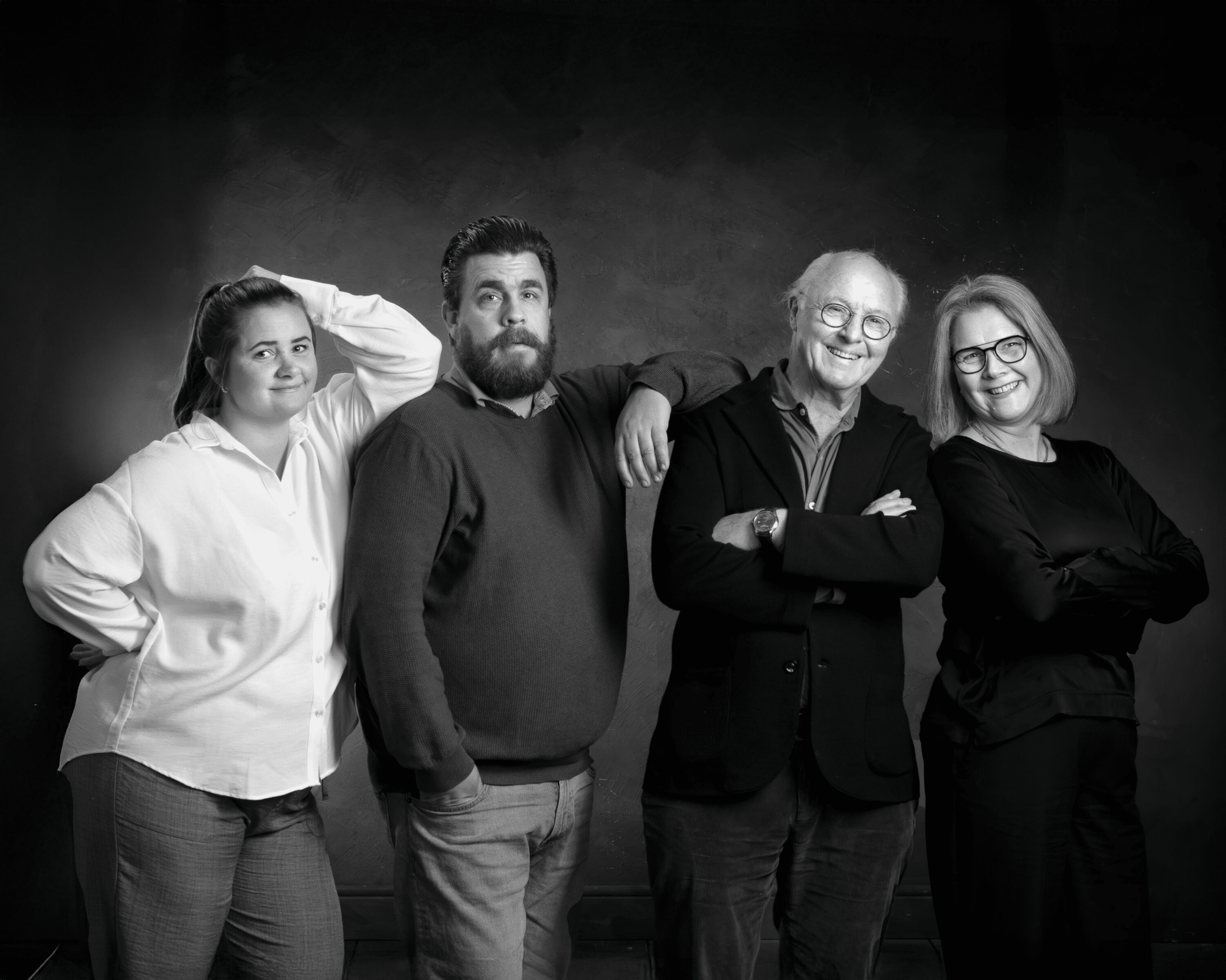 Gruppeportrett i sort-hvitt av Siri Sverdrup, Alexander Enoksen, Hans Jørgen Brun og Linda Dyrnes. Foto: Martin W Jakobsen.