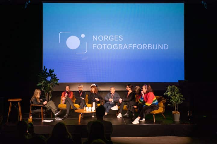 Sofaprat ledet av Isidor Åstrøm. Foto: Veronika Stuksrud